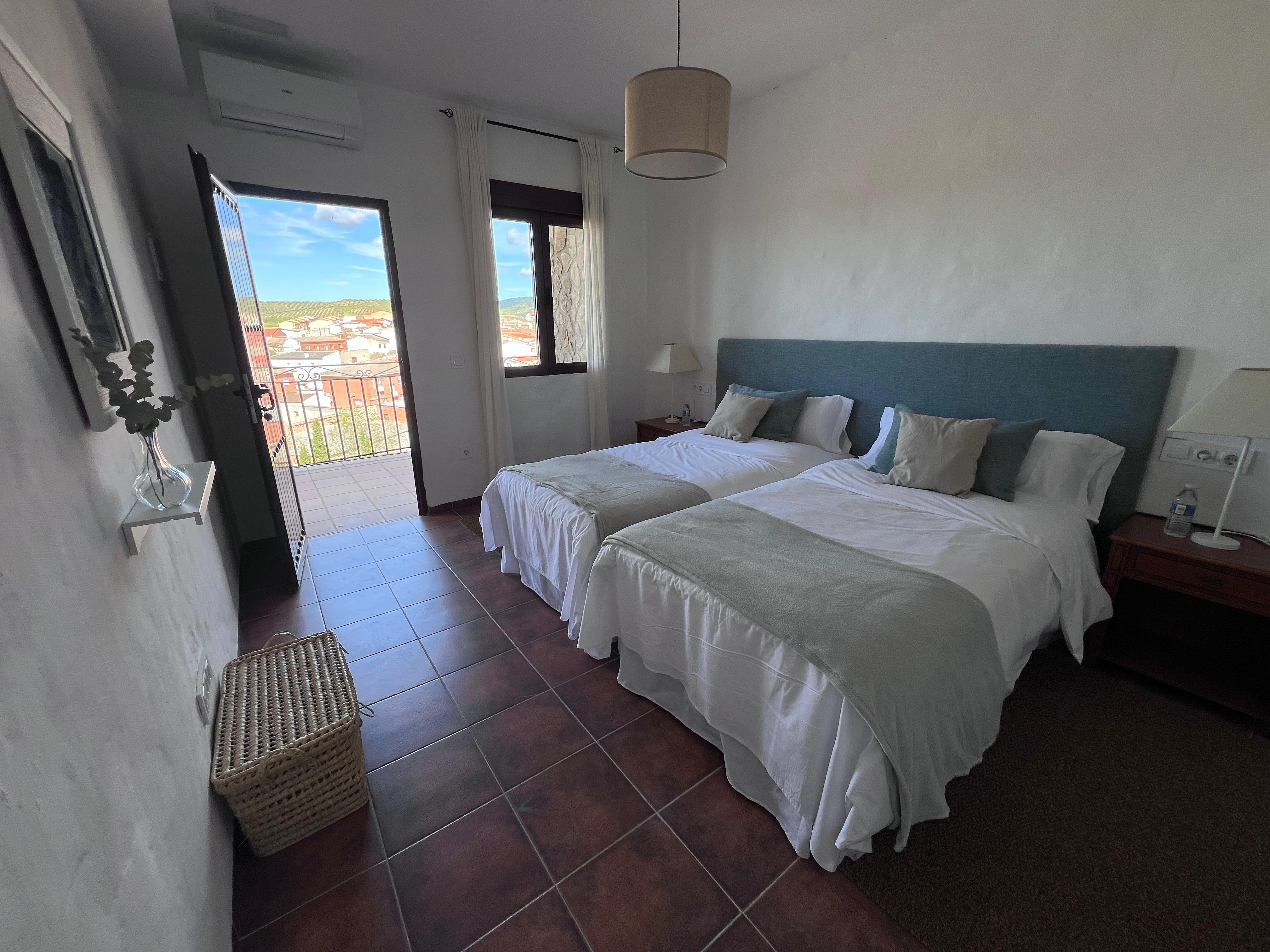Habitación doble con dos camas individuales en casa rural en Toledo