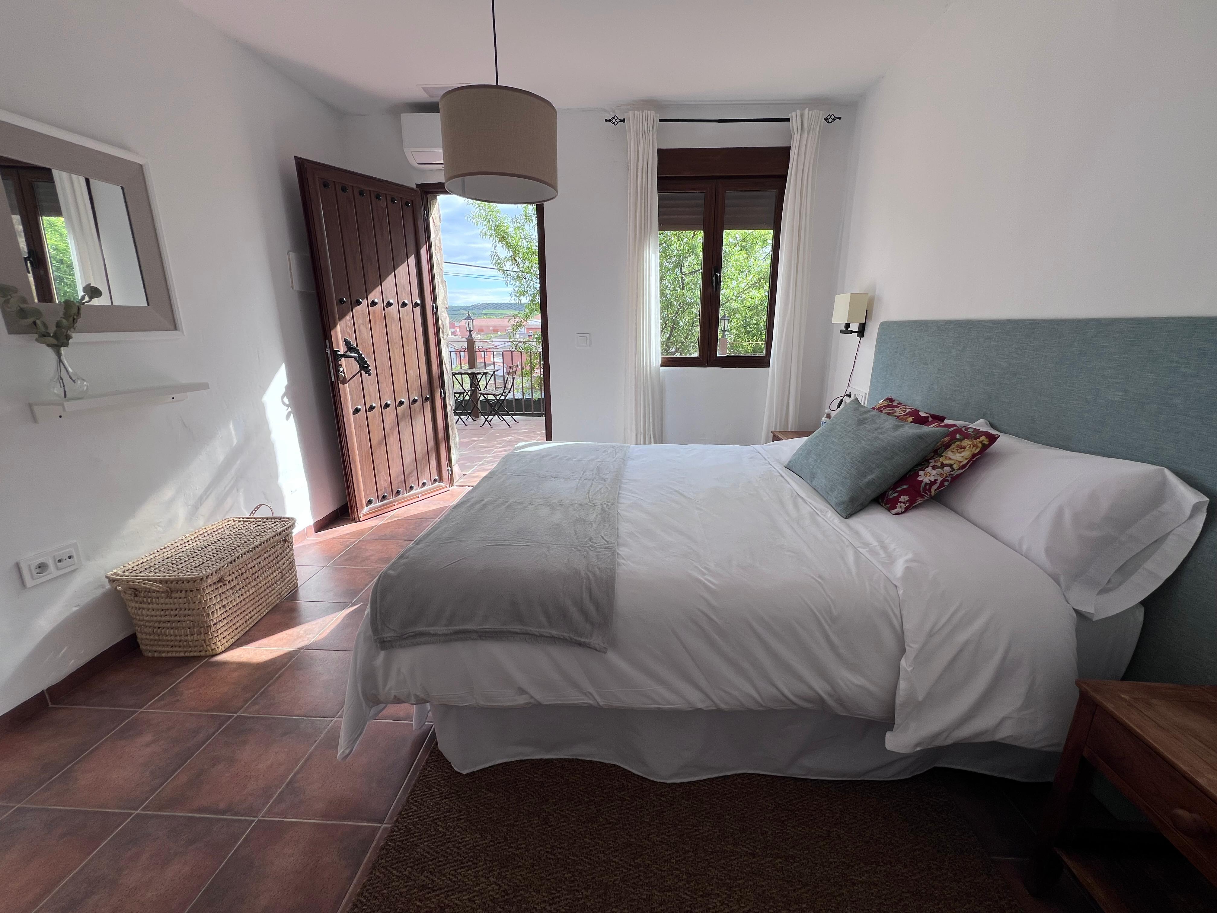 Habitación doble con cama de matrimonio en San Martín de Pusa